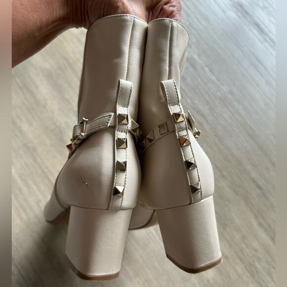 Valentino Garavani Women's Rockstud Leather Ankle Boots Size 37.5 ivory color - Picture 4 of 15